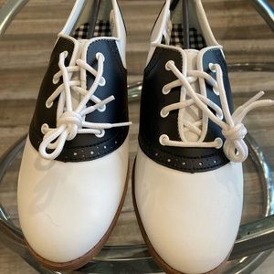 New without tag’s size 8 1/2 black & white Saddle Shoes.